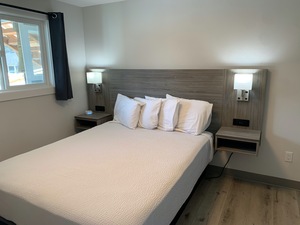 One Bedroom Suite with Deck Photo 3