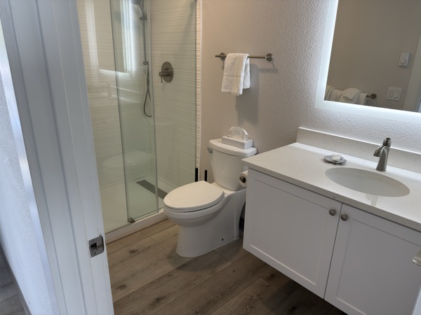 One Bedroom Queen Suite with Deck Photo 8