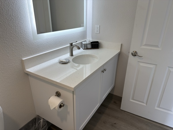 One Bedroom Queen Suite with Deck Photo 7