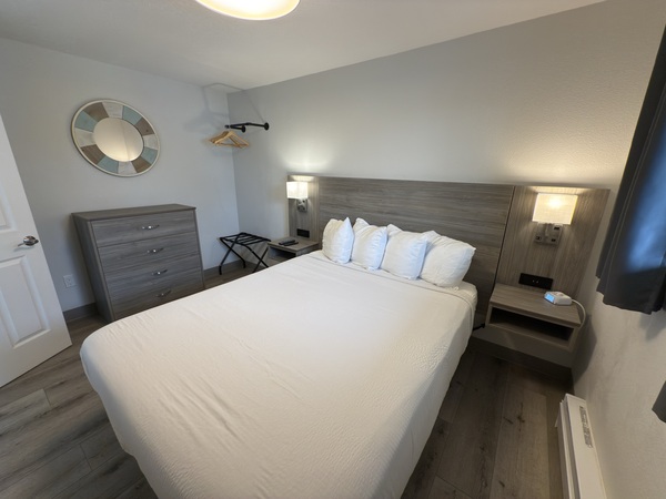 One Bedroom Queen Suite with Deck Photo 2