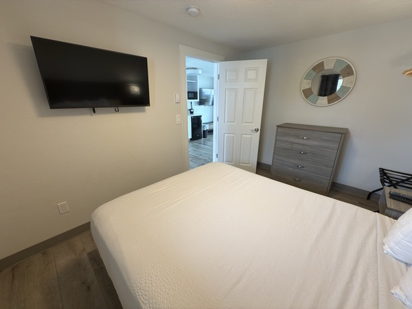 One Bedroom Queen Suite with Deck Photo 3