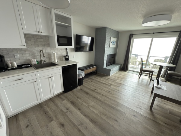 One Bedroom Queen Suite with Deck Photo 5