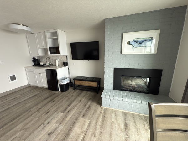 One Bedroom Queen Suite with Deck Photo 6