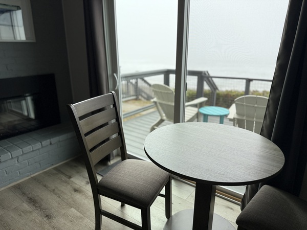 One Bedroom Queen Suite with Deck Photo 4