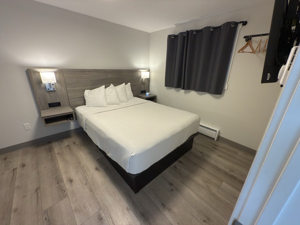 One Bedroom Queen Suite Photo 2