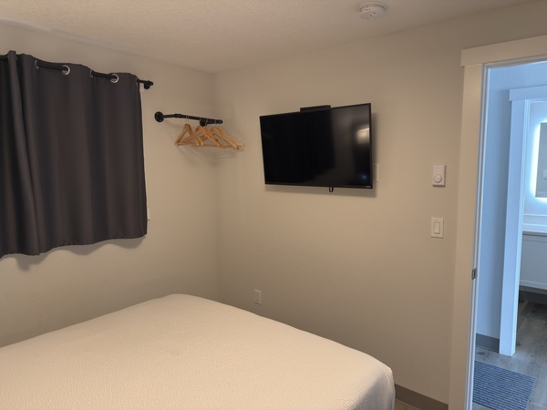 One Bedroom Queen Suite Photo 4