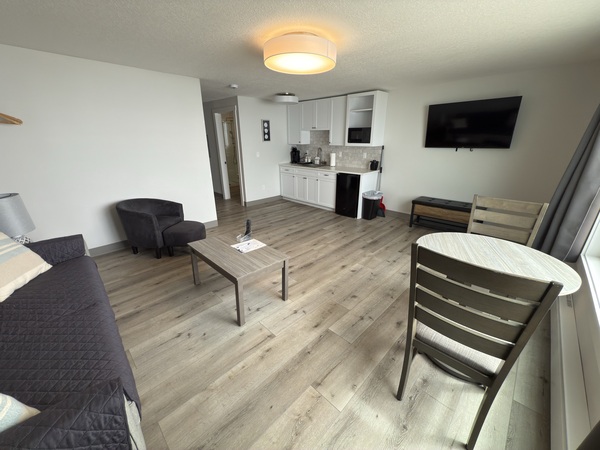 One Bedroom Queen Suite Photo 6