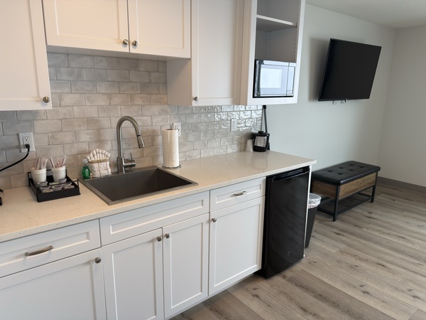 One Bedroom Queen Suite Photo 7